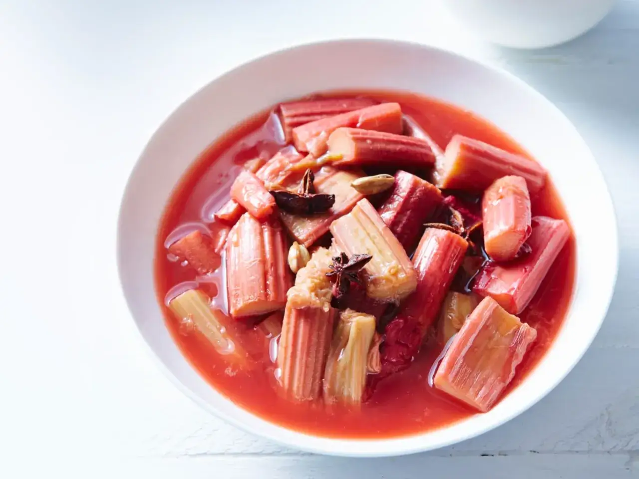 Rhabarberkompott wie lange kochen? Hier ist ein k&ouml;stliches Rhabarberkompott mit Sternanis und Kardamom, das nur kurz gekocht werden muss.