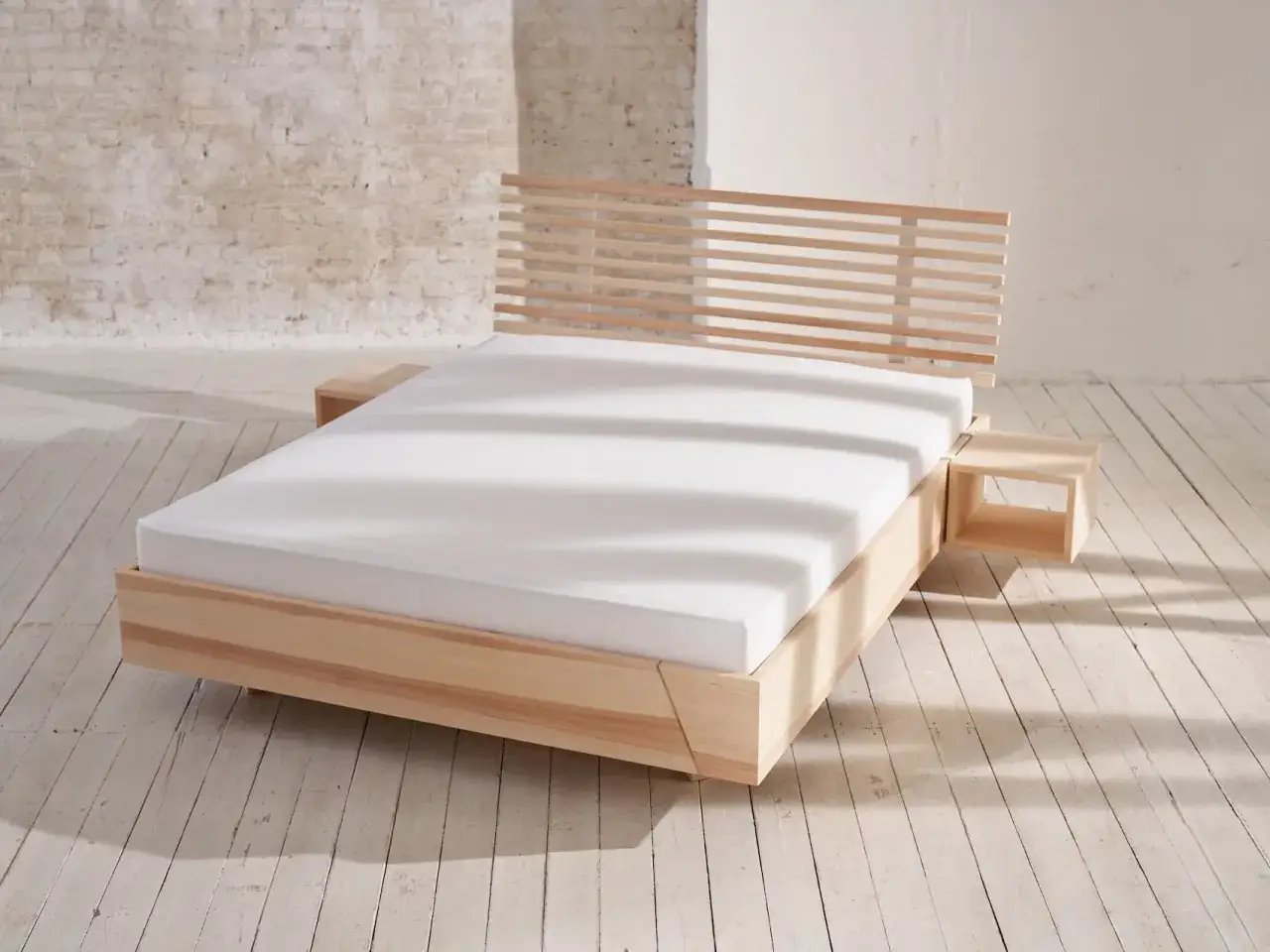 Modernes Holz-Bett mit Lattenkopfteil und Nachttischen. Eine Inspiration, um ein Bett selber bauen.