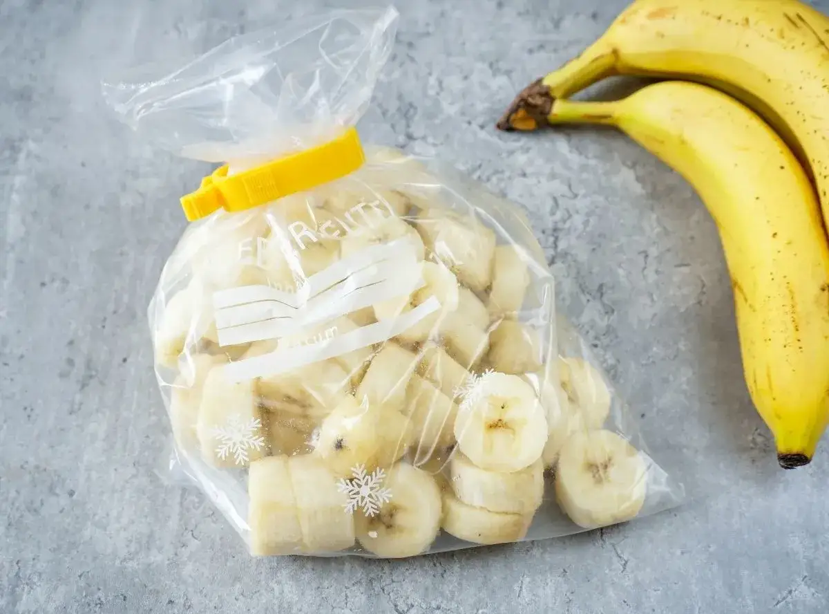 Gefrorene Bananenst&uuml;cke in einem Beutel, bereit f&uuml;r Smoothies. Bananen einfrieren wie lange? Bis zu 6 Monate haltbar.