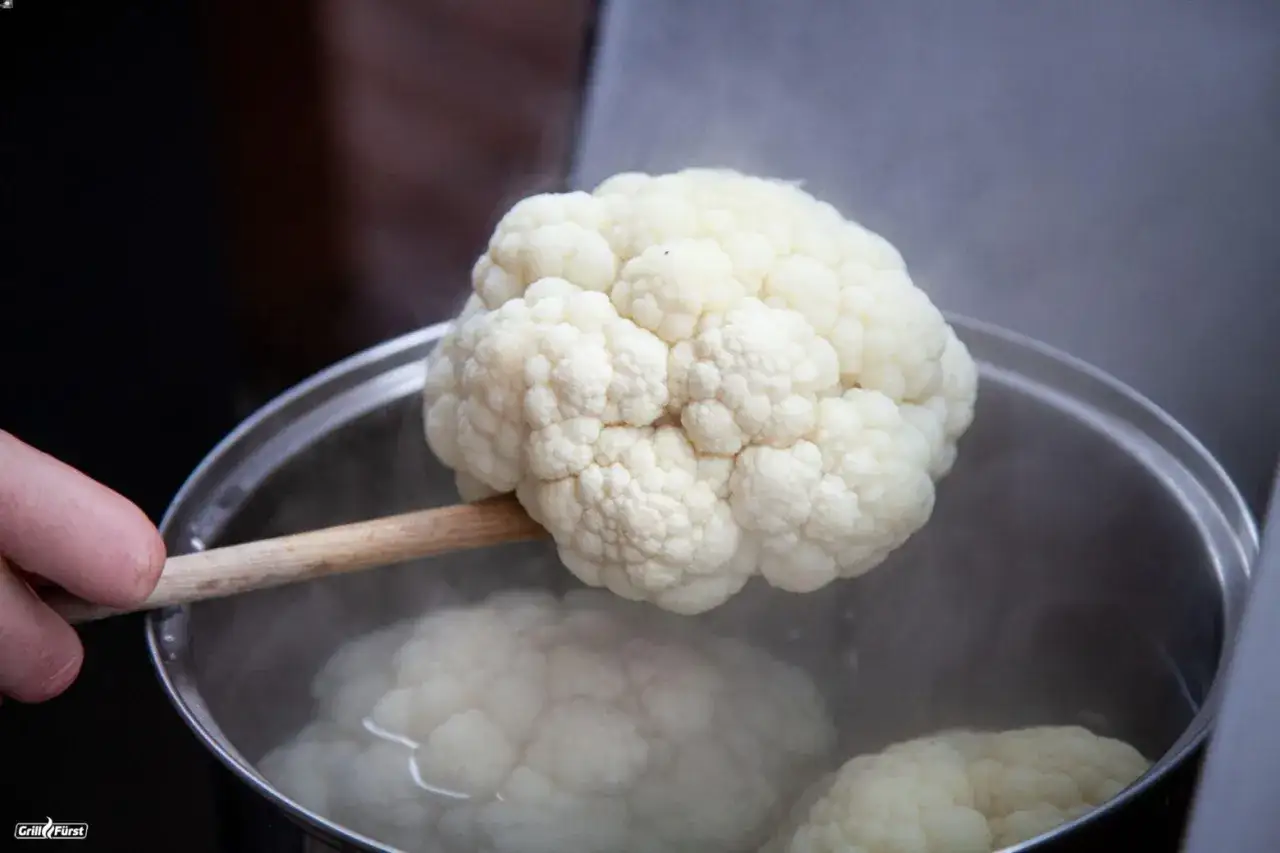 Blumenkohl wird kurz blanchiert, ein wichtiger Schritt für das Blumenkohl einfrieren, damit er knackig bleibt.