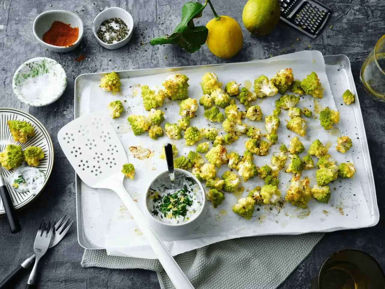 Gerösteter Romanesco, bereit für ein köstliches Romanesco Rezept, mit Dip und Gewürzen.