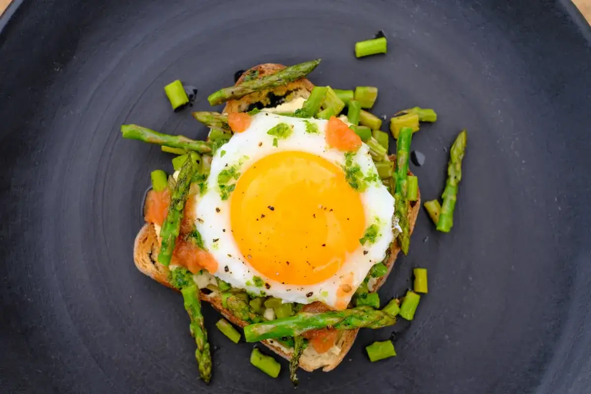 Ein strammer Max vegetarisch mit Spargel und Lachs auf Toast.