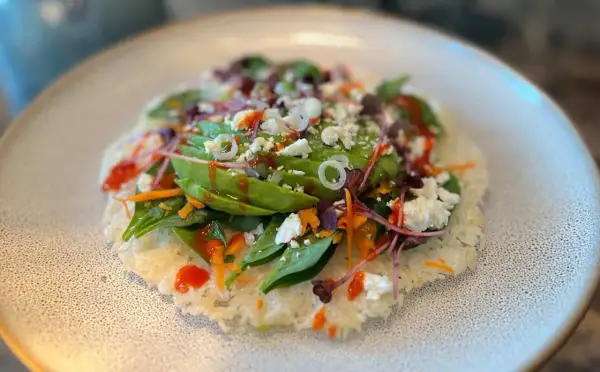 Reiswaffeln selber machen: Eine knusprige Basis mit Avocado, Spinat, Feta, Karotten und scharfer Sauce. Frisch und lecker!