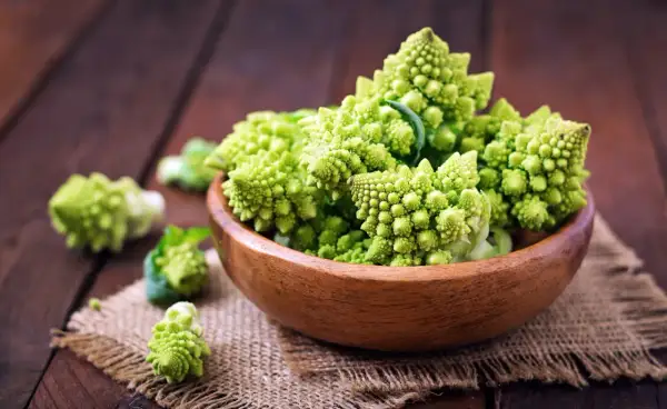 Frischer Romanesco in einer Holzschale, bereit für ein köstliches Romanesco-Rezept.