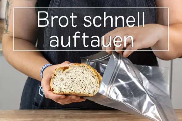 Eine Person hält ein Stück Brot und eine Gefriertüte, um das Brot aufzutauen.
