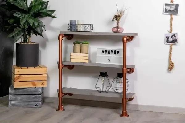 DIY-Regal aus Kupferrohren und Holzbrettern mit Deko.