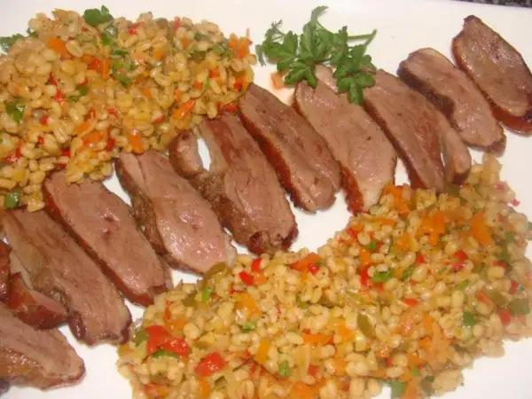 Gegrillte Entenbrust mit einem gesunden Graupen-Gemüse-Salat. Die Graupen sind mit Karotten, Paprika und Kräutern verfeinert.