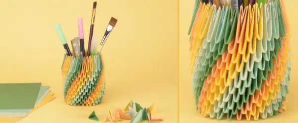 Bunter Stiftehalter aus Origami-Modulen, inspiriert von Papier Ideen. Daneben liegen bunte Papierbögen und kleine Origami-Figuren.