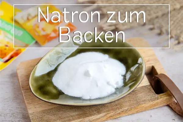 Eine Schale mit Natron als Backpulver, bereit für leckere Backkreationen.