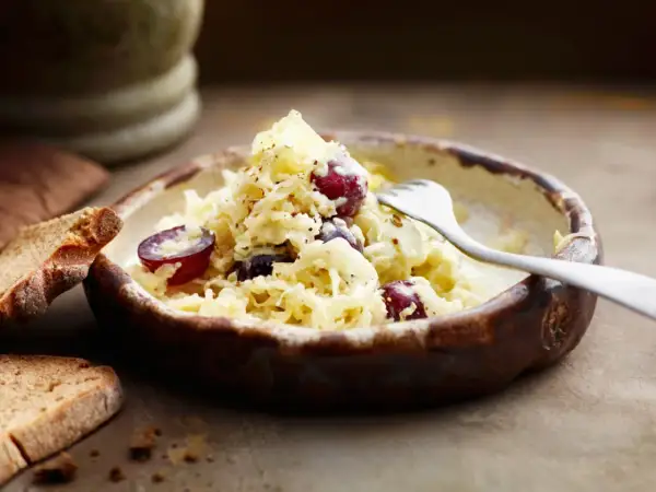 Schüssel mit Sauerkraut, Trauben und Brot. Vielleicht ist das Sauerkraut zu sauer für manche.