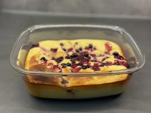 Frisch gebackener Auflauf mit Aronia und Beeren, ein köstliches Beispiel für Aronia Rezepte.