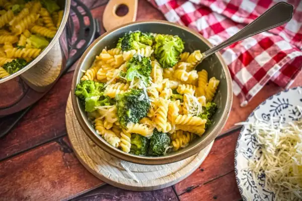 Herzhafte Fusilli mit cremigem Brokkoli und Parmesan. Eine köstliche Brokkoli Bolognese für jeden Tag.